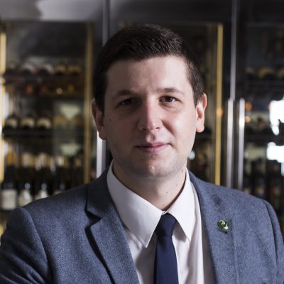 Michał Drozdowski - <p>Michał Drozdowski jest aktualnym Mistrzem Polski Sommelierów, posiada certyfikat Court of Master Sommeliers – Advanced Sommelier oraz Advanced Wine & Spirit Education Trust. Obecnie pracuje jako General Manager & Head Sommelier w Restauracji Bottiglieria 1881 wyróżnionej dwoma gwiazdkami Michelin w Krakowie. Wcześniej zdobywał doświadczenie jako Sommelier w restauracji atelier Amaro* w Warszawie oraz jako Sommelier w Rick Stein’s The Seafood Restaurant w Anglii. Michał miał również przywilej zdobywania doświadczenia w trzygwiazdkowej Restauracji Geranium w Danii, gdzie przebywając na stażu, zyskał inspirację i wiedzę od najlepszych. Michał był również półfinalistą Mistrzostw Polski Sommelierów (2023)</p>
<p>&nbsp;</p>
